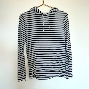 Women’s long sleeve hooded shirt